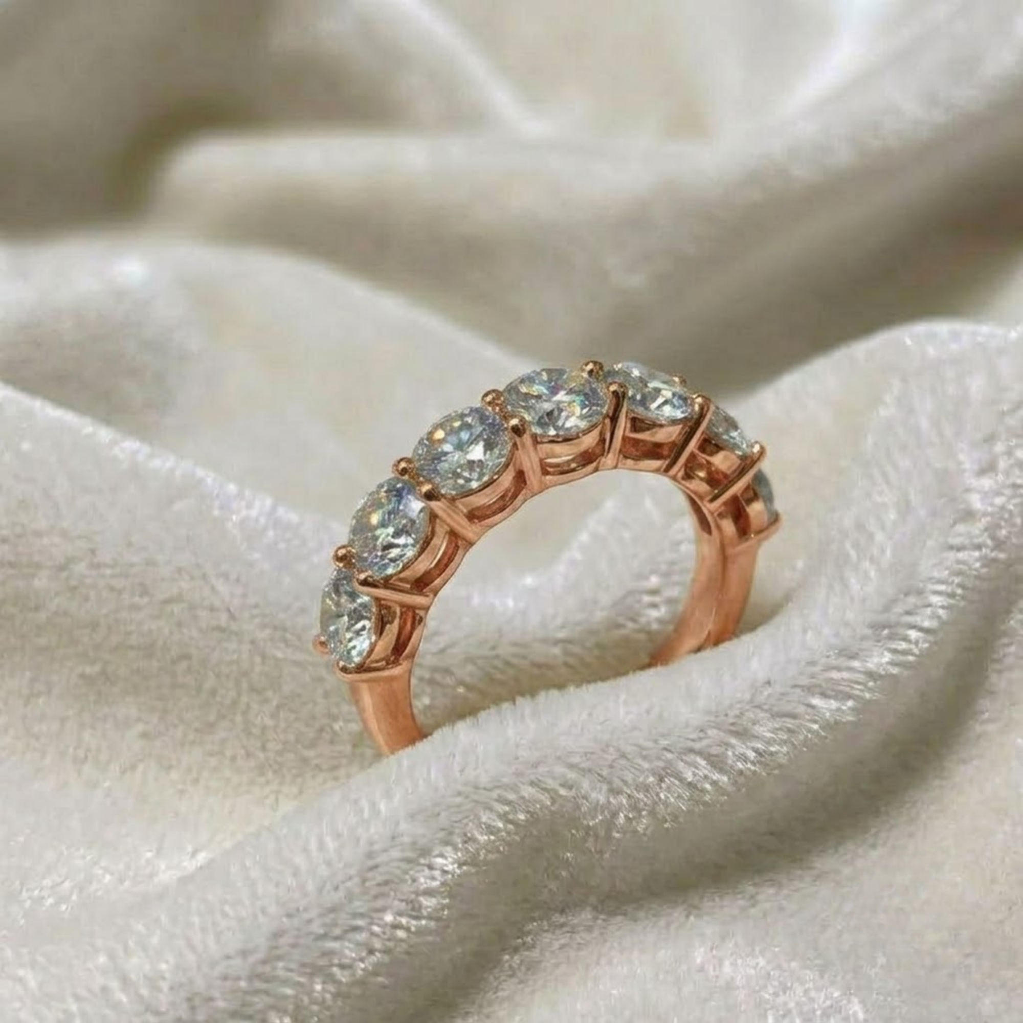 Trauring mit oval geschliffenem Labor-Diamanten